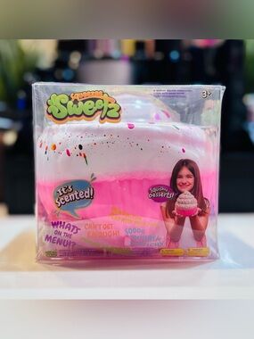 Squeezee Sweetz Scented Squishy Cupcake Pink